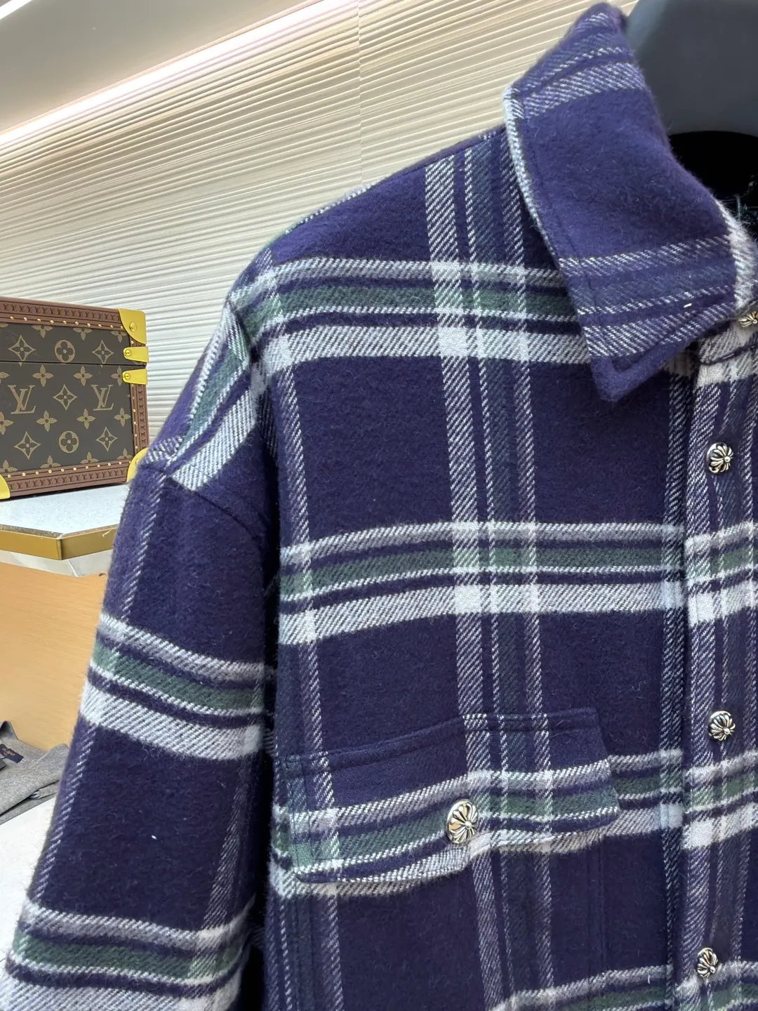 Chrome Hearts Contrast Checkered Lapel Shirt Jacket ●Item No.: 1682307-C05 ●Fabric: Cotton Fabric ●Technology: Made on Positioning Cutting Machine ●Color: Blue and White Plaid ●Version: Fitted ●Weight: Approximately 1030g ●Size: S-M-L-XL ●Description: This Louis Vuitton plaid shirt-style jacket is made of high-count wool blended brushed fabric imported from Italy. It is woven into a classic blue, white and green plaid pattern through yarn-dyed jacquard technology. The yarn is first dyed and then woven to ensure that the plaid color is clear and not easy to fade. The fabric has been pre-shrunk, and the shrinkage rate is controlled within 1%. The body pieces are cut using laser positioning, and the check pattern alignment error does not exceed 0.3cm. The double patch pockets on the front are sewn with welted three-dimensional sewing technology, and the edges of the pockets are padded for a crisper shape. The placket is equipped with custom metal engraved snap buttons, which accurately echo the plaid pattern of the body; the shoulders are made of seamless epaulette splicing technology, and the wiring is smooth and seamless. The double-needle locking technology on the cuffs and hem enhances durability. The overall stitch length is maintained at 7 needles per centimeter, and the wiring is even and smooth. The lining is made of breathable cotton and linen blended materials, taking into account texture and wearing comfort, fully demonstrating the brand's exquisite clothing technology. The overall wiring is straight and delicate, the fabric is comfortable and soft, and the color is consistent without color difference. It can be matched with the same style to create a fashionable look and control various occasions. Customized accessories, complete with three standards, same style for men and women!